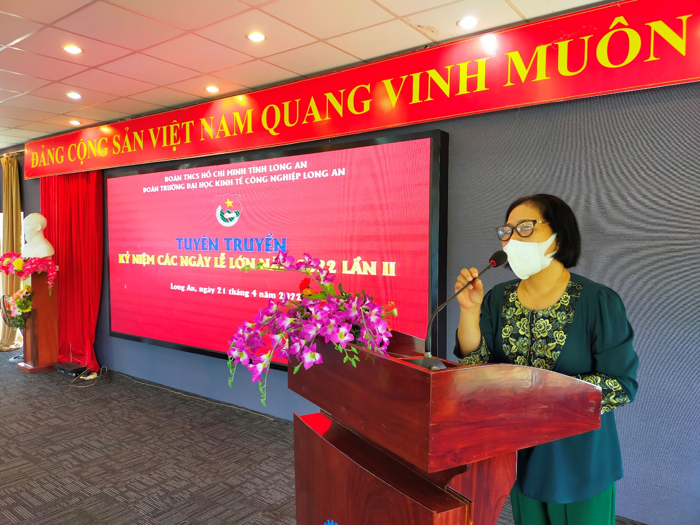 Cô Vũ Thị Việt - Phòng TCHC-TH khái quát về ý nghĩa của Ngày giải phóng hoàn toàn miền Nam thống nhất đất nước (30/4/1975 – 30/4/2022) và 136 năm ngày Quốc tế Lao động (1/5/1886 - 1/5/2022)