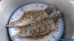 Cá chín lấy cá ra cho hỗn hợp vừa xào ở trên lên mặt cá, cho thêm 1 ít hành lá, ớt lên cho đẹp. Cho rau, bún ra đĩa vậy là ok rồi đó các bạn, chiến thôi.