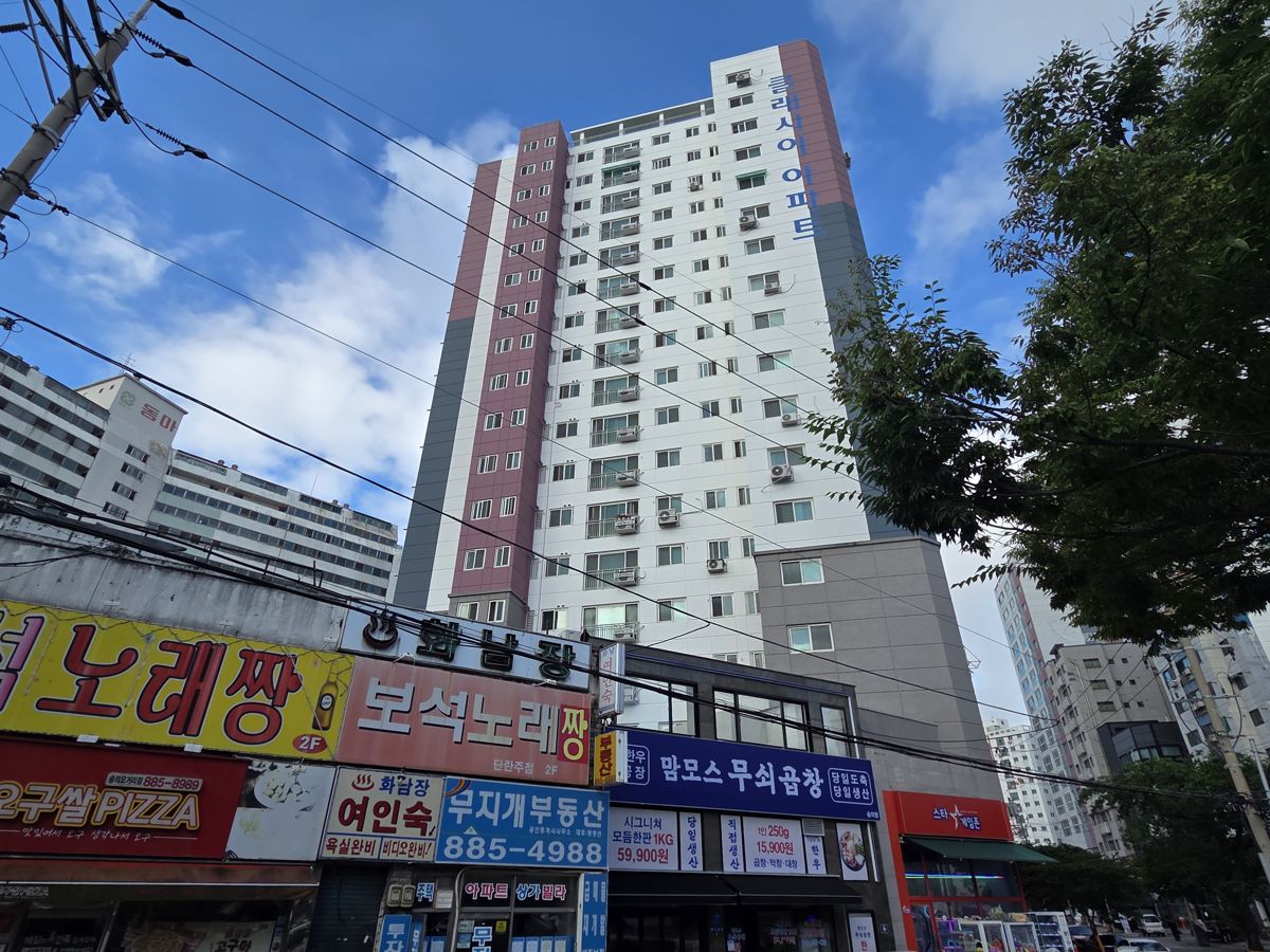 클래시아아파트 건물 외관, 붉은 벽돌색과 흰색 외벽