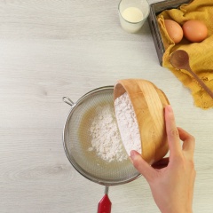 Làm vỏ bánh: Đánh tan 36gr bơ lạt cùng 36gr mật ong, 36gr sữa đặc. Rây 100gr bột mì đa dụng, 20gr bột bắp vào trộn đều đến khi tạo thành khối. Bọc phần vỏ và để tủ lạnh 30 phút.