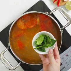 Sau đó, cho 2 lít nước lọc, 5 gram lá chanh vò sơ, 2 cây sả cây đập dập, 4 lát gừng, 4 lát riềng vào nồi rồi nấu sôi. Tiếp đến, nêm 1 muỗng canh đường, 1/2 muỗng canh muối, 2 muỗng canh nước mắm, 1 muỗng canh hạt nêm, khuấy đều, nêm nếm lại cho vừa ăn.