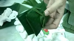 Cho bánh bột lọc trần đã gói vào lá chuối, gấp lá chuối lại. Cứ 2 cái bánh chập lại thành 1 cặp, dùng những sợi lá chuối cột nhẹ để cố định. Cho bánh bột lọc gói lá chuối vào xửng hấp. Bánh bột lọc hấp khoảng 15 phút ở nước sôi to thì bánh chín.