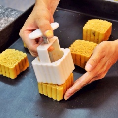 Quết dầu ăn vào bên trong khuôn bánh, cho viên bánh vào, dùng dụng cụ ấn nhẹ để tạo hình cho bánh.
