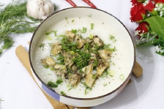 Múc cháo ra tô sau đó rắc hành lá, rau răm, thì là lên trên rồi thêm chút tiêu đen cho dậy mùi thơm của món ăn, sau đó bạn xúc thịt trai bày trên cùng là món cháo trai đã hoàn thiện, thưởng thức ngay khi cháo còn nóng hổi.