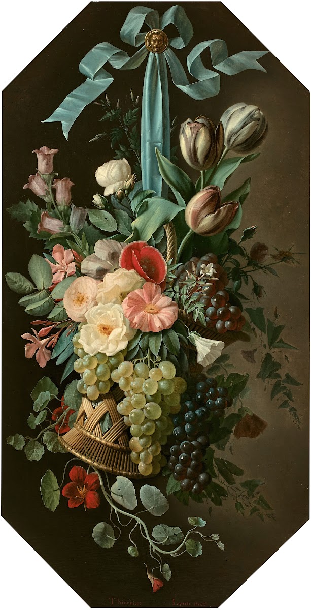Corbeille de fruits et de fleurs suspendue à un ruban