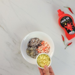 Chả giò hải sản phô mai: Cắt nhỏ 100gr thanh cua, 100gr tôm, 100gr râu mực rồi cho vào tô trộn cùng 100gr phô mai mozzarella và 30gr ngò tây, nêm gia vị với 1/2 muỗng canh hạt nêm rồi cho để khoảng 15 phút cho ngấm gia vị.
