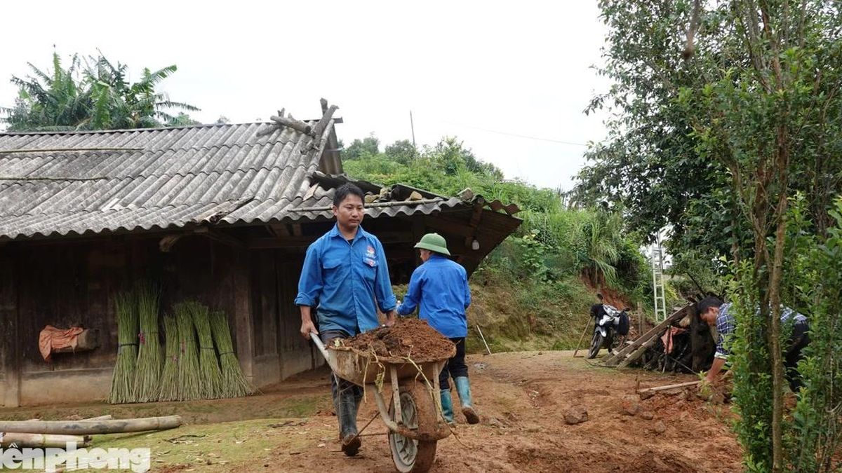 Thanh niên Lào Cai dọn dẹp bùn đất, giúp bà con vùng lũ ổn định cuộc sống - Báo Tiền Phong