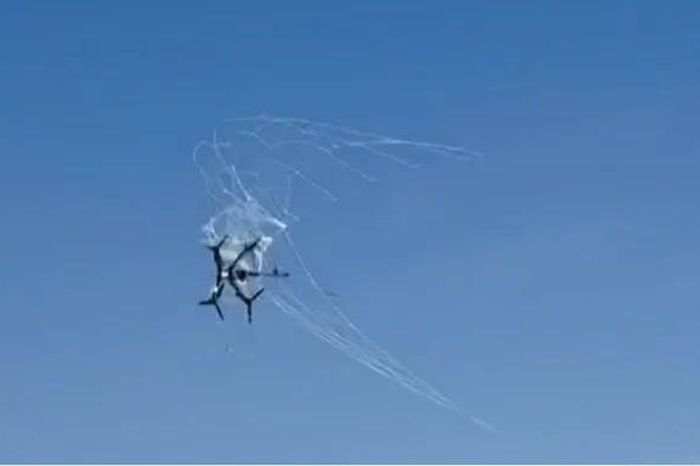 Video lưới bẫy drone từ súng phóng lựu giúp tóm gọn phi đội cảm tử - Báo Giáo Dục &amp; Thời Đại