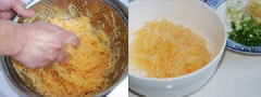 Cho 2 muỗng cà phê muối vào đu đủ, dùng tay bóp đều để muối ngấm vào đu đủ. Sau đó, vắt đu đủ cho ráo nước.