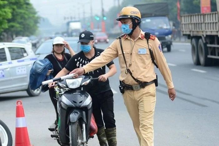 Bộ Công An đề xuất tăng 15 lần quyền phạt tiền của CSGT - Báo Tri thức &amp; Cuộc sống