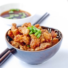 Rán đến khi thịt giòn, chín vàng ruộm thì vớt ra cho ráo dầu rồi thưởng thức. Có thể ăn cùng cơm nóng và bông cải luộc cho đỡ ngán. Nghe tên thì đơn giản và có lẽ chẳng có gì đặc sắc, nhưng nếu đọc công thức sau đây hoặc nhìn qua ảnh món ăn thôi, bạn sẽ nghĩ khác.
