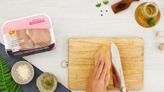 300gr ưc gà (khoảng 2 miếng) đem rửa sạch, dùng dao cắt sâu vào giữa miếng ức nhưng không cắt đứt, chừa đủ khoảng trống để nhồi nhân là được. Ướp ức gà với 1 muỗng cà phê gia vị kiểu Italia, 1/2 muỗng cà phê muối, 1/2 muỗng cà phê tiêu và 1 muỗng canh dầu olive, xoa bóp đều cả mặt trong và mặt ngoài để 10 phút cho miếng ức gà thấm gia vị.