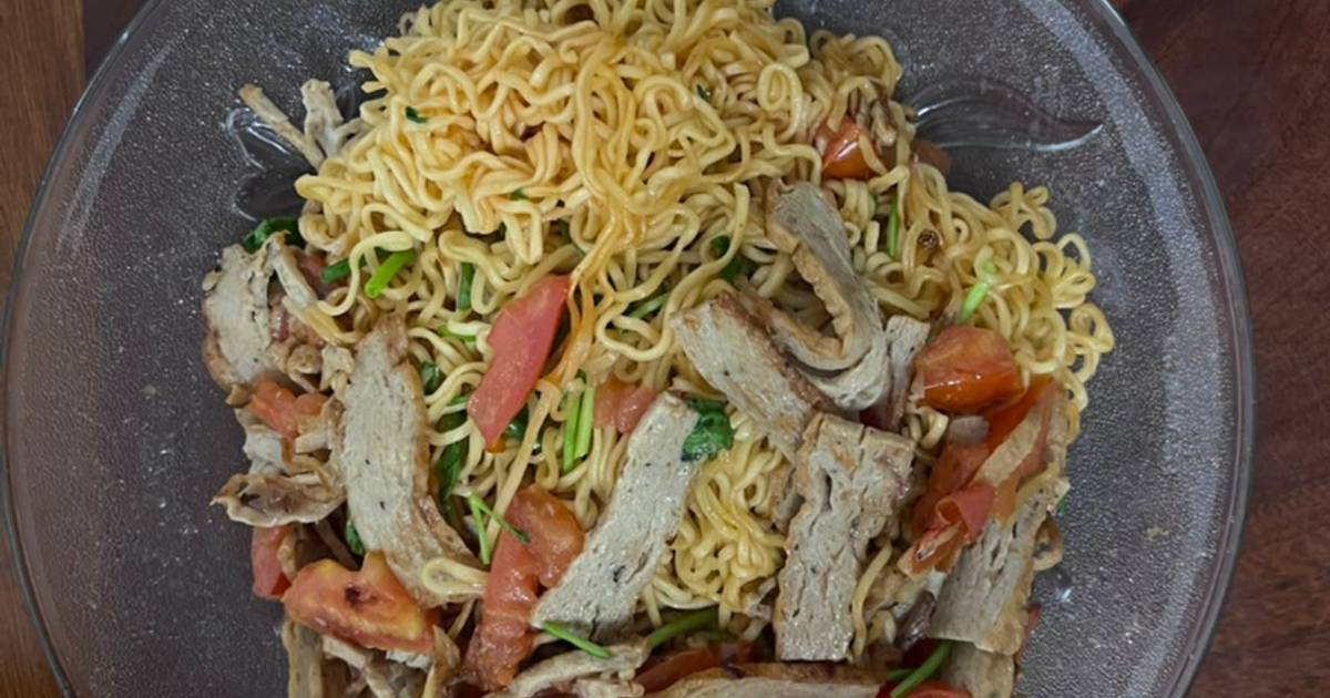 Mì gói xào chả cá