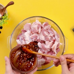 Thịt heo sau khi rửa nước muối làm sạch, cắt miếng vừa ăn ướp với hỗn hợp nước sốt đã chuẩn bị, để thịt vào tủ lạnh 30 phút đến 1 tiếng cho thấm gia vị. Chỉnh nhiệt độ lò nướng 180 độ C, mở lò nướng trước cho nóng, sau đó xếp thịt vào vĩ nướng cho vào lò nướng 15 phút ở nhiệt độ 180 độ C lấy thịt ra trở mặt thịt lại nướng tiếp tục 10 phút với nhiệt độ 200 độ C nữa đến khi thịt chín vàng đều 2 mặt, đừng nướng quá lâu làm thịt bị khô cứng.