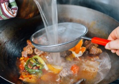 Vớt thịt bò, gừng và hành lá ra cho vào nồi vừa xào, rồi đổ nước dùng vào nồi qua một cái rây để lọc bỏ bọt và cặn.