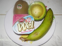 Kiwi gọt vỏ, chè đôi rồi thái thành những lát mỏng. Chuối chín lột bỏ vỏ, thái lát. Trái bơ bỏ hạt, bóc vỏ rồi thái thành những miếng nhỏ. Sau đó xay riêng từng loại trái cây cho nhuyễn mịn.