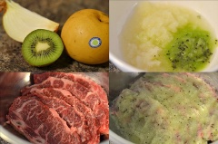 Lê gọt vỏ, bỏ lõi. Hành tây, kiwi gọt sạch vỏ. Cho lê, kiwi và hành tây vào máy xay nhuyễn hoặc dùng dụng cụ bào để bào nhuyễn. Đổ phần hỗn hợp này vào với phần thịt sườn bò. Dàn đều phần ướp với từng miếng thịt. Bọc âu thịt lại, để ướp trong vòng 1 tiếng ở nhiệt độ phòng. Trong một chiếc âu vừa, 5 muỗng canh nước tương (xì dầu), 25ml rượu gạo, 1 muỗng canh đường nâu, 1 muỗng canh mật ong, 1/2 muỗng canh dầu mè, 1/2 muỗng cà phê bột tỏi hoặc 3 tép tỏi băm nhỏ, 1/4 muỗng cà phê tiêu đen giã nhỏ, 1 mẩu gừng nhỏ bằng đốt ngón tay, giã hoặc bào nhỏ.