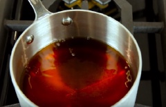 Đầu tiên cho 480ml nước dùng dashi (nước dùng rong biển), 1 muỗng cà phê đường, 1 muỗng canh rượu mirin và 1 muỗng canh nước tương vào nồi, khuấy đều nêm chút muối và nấu trên lửa nhỏ. Hành boa rô xắt lát xéo. Hành lá và ngò rửa sạch, xắt nhỏ. Chả cá Nhật cắt miếng tròn vừa ăn. Thịt bò làm sạch, thái lát mỏng.