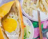 Thêm trứng ốp la,chả lụa,ngò rí,sốt mayonnais,tương ớt,ớt trái vào.