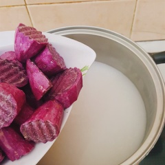 Khoai lang gọt vỏ, rửa sạch. Cắt khoai thành từng khúc vừa ăn. Cho nước dão dừa vào nồi, sau đó cho khoai lang vào. Lá dứa rửa sạch, bó lại cho gọn rồi cho vào nồi. Cho luôn phần chuối vừa lột vào nấu chung luôn bạn nhé.