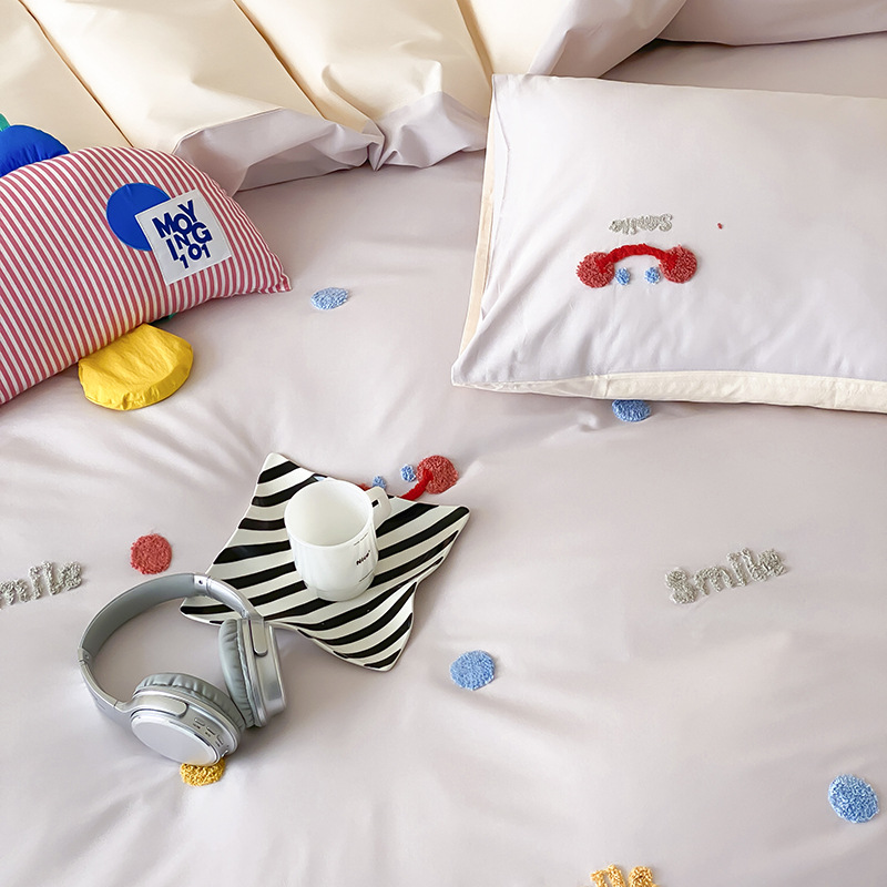 Cotton bedding set with smiley embroidery
