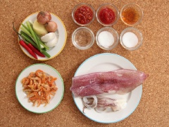 Mực rửa sạch, lột phần da bên ngoài rồi cắt thành từng khoanh tròn vừa ăn. Trong một bát nhỏ, cho các nguyên liệu phần hỗn hợp gia vị vào trộn đều.