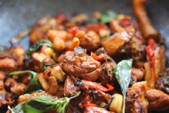 Cuối cùng mở nắp ra, rải đều húng quế, đảo nhanh tay, đun tiếp khoảng 20-30 giây là được.