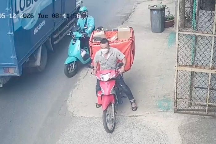 Camera ghi cảnh kẻ trộm thản nhiên lấy xe và hàng của shipper - Báo Pháp Luật TP.HCM
