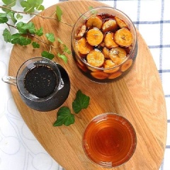 Sau 2 tuần là giấm chín, bạn lọc lấy phần nước cốt giấm và cho vào lọ kín dùng dần.