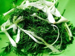 Nấm kim châm cắt bỏ gốc, rửa sạch để ráo nước. Cà rốt sơ chế sạch, nạo thành sợi nhỏ dài như hình. Hành lá, thìa là nhặt rửa sạch, cắt khúc ngắn.