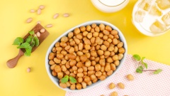 Cho đậu phộng ra đĩa và thưởng thức. Những đậu phộng được áo qua lớp bột mì khi chiên vàng giòn, ăn vào giòn rụm, vị béo béo ngon ngất ngây.