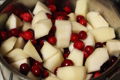 Nam việt quất (cranberry) rửa sạch. Lê gọt vỏ, rửa sạch, thái nhỏ. Cho lê, nam việt quất, mật ong, nước vào nồi đun sôi với lửa vừa, sau đó vặn nhỏ lửa liu riu khoảng 15 phút cho nam việt quất ra nước. Tắt lửa. Để nguội rồi mới cho vào lọ thủy tinh bảo quản ở ngăn mát tủ lạnh.