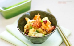 Rắc hành lá, 1/2 muỗng cà phê tiêu lên bề mặt, múc ra chén dùng nóng với cơm.
