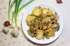 Lấy thịt xào đậu hũ sốt nước tương ra đĩa, thêm chút hành lá cắt nhỏ là xong.