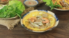Bánh khoái ăn kèm xà lách, rau thơm và chấm nước sốt béo ngậy rất thơm. Không cần phải đi xa để ăn món bánh khoái nữa nhé, các bạn hãy vào bếp trổ tài ngay thôi nào. Bánh khoái giòn xốp và có lớp trứng bao quanh rất lạ miệng và thú vị đó.