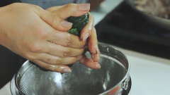 Đun sôi nồi nước với 1/2 muỗng cà phê muối, sau đó cho cải bó xôi vào luộc chín thì vớt ra đĩa. Khi rau nguội, dùng tay bóp nhẹ rau cho hết nước.