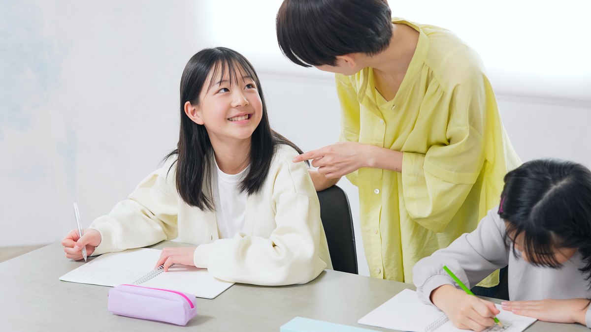 教室で一対一の指導を受ける児童のイメージ