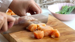 Thịt ức gà cắt thành những miếng vuông nhỏ. Bắc chảo nóng, cho vào 2 muỗng canh dầu ăn, thêm thịt gà cắt nhỏ vào chảo, nêm 1 ít muối tiêu rồi chiên cho thịt gà vàng đều. Trút thịt gà đã xào ra dĩa để riêng.