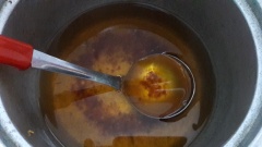 Trộn hỗn hợp 1: 3 muỗng canh nước lọc, 1 muỗng canh nước mắm, 1,5 muỗng canh đường trắng, 1/2 muỗng cà phê ớt bột, trộn đều với nhau. Sau đó bắc lên bếp đun sôi rồi để nguội cho bay hết mùi nước mắm.