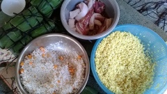 Vo sạch nếp, ngâm qua đêm, trộn với 1 muỗng canh muối. Ngâm mềm đậu phộng. Ngâm đậu xanh không vỏ qua đêm. Thịt ba chỉ cắt miếng dài, ngang khoảng 2.3cm, ướp với tỏi băm, 1 muỗng cà phê nước màu, 1 muỗng cà phê hạt nêm, 1 muỗng canh nước mắm khoảng 1 giờ. Cà rốt cắt hạt lựu. Trộn gạo nếp với đậu phộng, cà rốt để riêng.