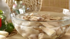 Luộc chân gà: Đun sôi nồi nước, cho vào nồi 10gr gừng cắt lát, 10gr muối, 30gr sả cây đập dập và 20ml rượu trắng. Tiếp theo cho chân gà vào luộc chín khoảng 20 phút. Sau đó, vớt chân gà ra, ngâm vào thau nước đá lạnh 20 phút để chân gà săn giòn lại.