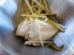 Thịt gà rửa sạch, cho vào nồi cùng với sả chẻ nhỏ, 1 muỗng cà phê muối, nước ngập thịt và 1 ít lá chanh. Bắc lên bếp luộc lửa vừa. Khi gà vừa chín thì đổ ra rổ xả qua nước lạnh. Sả lấy lại nhé. Chờ gà nguội thì xé nhỏ ( đừng quá nhỏ).