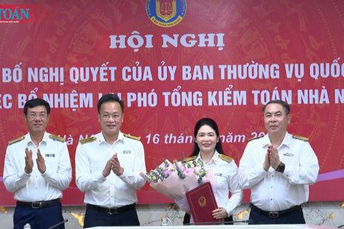 Trao Nghị quyết về việc bổ nhiệm lại Phó Tổng Kiểm toán nhà nước đối với đồng chí Hà Thị Mỹ Dung - Báo Kiểm Toán