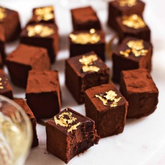 Khi ăn, lấy kẹo ra, dùng dao sạch, hơ nóng rồi cắt chocolate ra thành miếng vuông vừa miệng. Rây bột cacao lên mặt chocolate rồi thưởng thức. Món này vừa lấy ra khỏi tủ lạnh là bạn phải dùng ngay. Nếu thấy chocolate có dấu hiệu hơi chảy, bạn cho lại vào tủ lạnh nhé.
