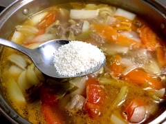 Sau 1 giờ 30 phút, bạn mở nắp, chỉnh lửa vừa, cho cà chua xào sơ, hành tây, hạt nêm và đường vào, đun lửa vừa thêm khoảng 10p nữa rồi nêm nếm lại cho vừa khẩu vị gia đình.