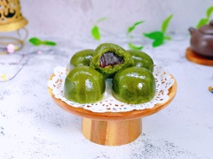 Bánh ít trần trà xanh có lớp vỏ bánh ít trà xanh màu lục, sáng bóng rất bắt mắt, bao lấy nhân đậu đỏ bùi bùi, ngọt dịu bên trong thật hấp dẫn. Hứa hẹn mang đến cho cả nhà không món ăn sáng vừa ngon miệng, vừa tốt cho sức khỏe nhé.