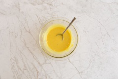 Bắc 1 cái chảo lên bếp, cho dầu olive vào đun nóng, cho măng tây vào đảo đều trong 3 phút. Nêm muối và tiêu, đảo đều lần cuối và tắt bếp. Pha sốt mù tạt bằng sách trộn đều sốt mayonnaise, mù tạt, siro đường, tỏi băm.
