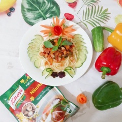 🍀Hoàn thành: Cho Mì Spaghetti ra đĩa và cho hỗn hợp xốt lên trên mặt,rắc thêm tiêu, ngò rí và vài lát ớt để lên trên làm tăng thêm hương vị cho món ăn.