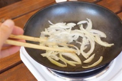 Đun nóng 2 muỗng canh dầu ăn rồi cho hành tây vào xào thơm.