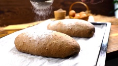Bạn rắc bột phía trên, sau đó dùng dao lam rạch bánh mì. Bạn có thể rạch 1 hoặc 3 đường tùy theo ý thích. Sau đó bạn xịt nước lên bánh và vào lò. Nướng bánh ở nhiệt độ 210 độ C trong vòng 25-30 phút. Trước khi lấy bánh ra khỏi lò bạn xịt nước lên bánh một lần nữa.